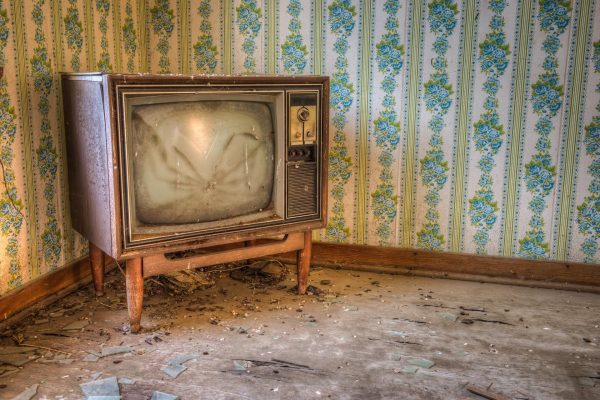 rikkoutunut televisio