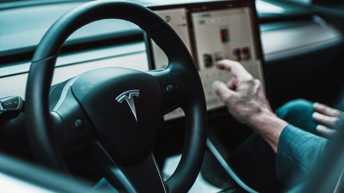 Sijoittajat ovat kyllästyneet Elon Musk . He vaativat, että hän työskentelee 40 tuntia viikossa Tesla