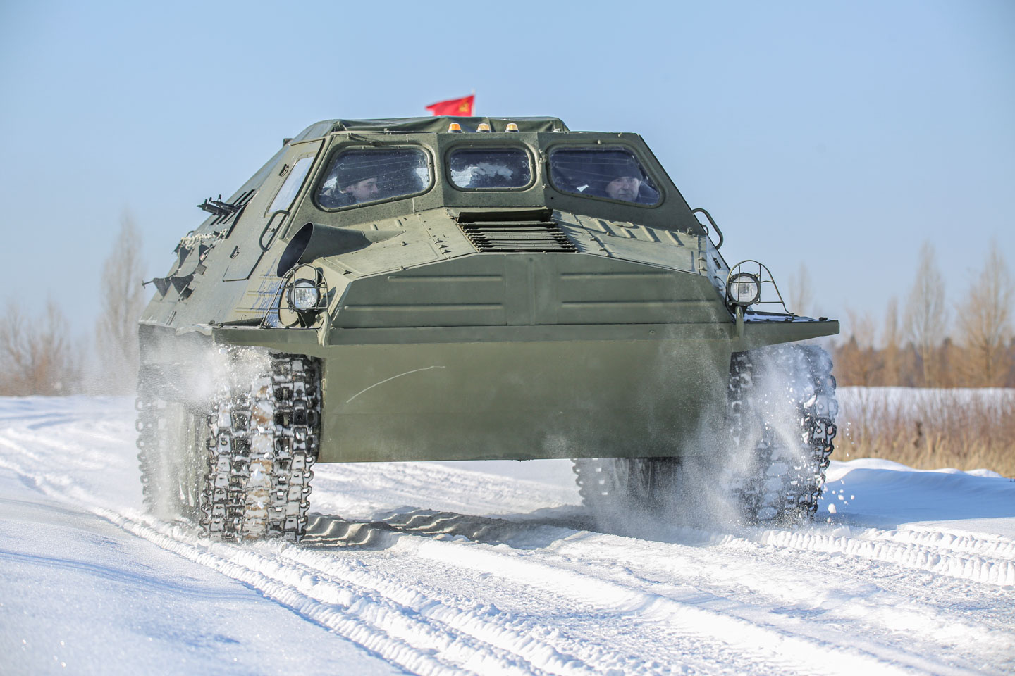 3000 tonnin painoinen hirviö, joka kuluttaa 625 litraa dieselpolttoainetta vain yhden kilometrin kulkemiseen: kuorma-auto, joka kuljettaa raketteja 5 km/h nopeudella millimetrin tarkkuudella