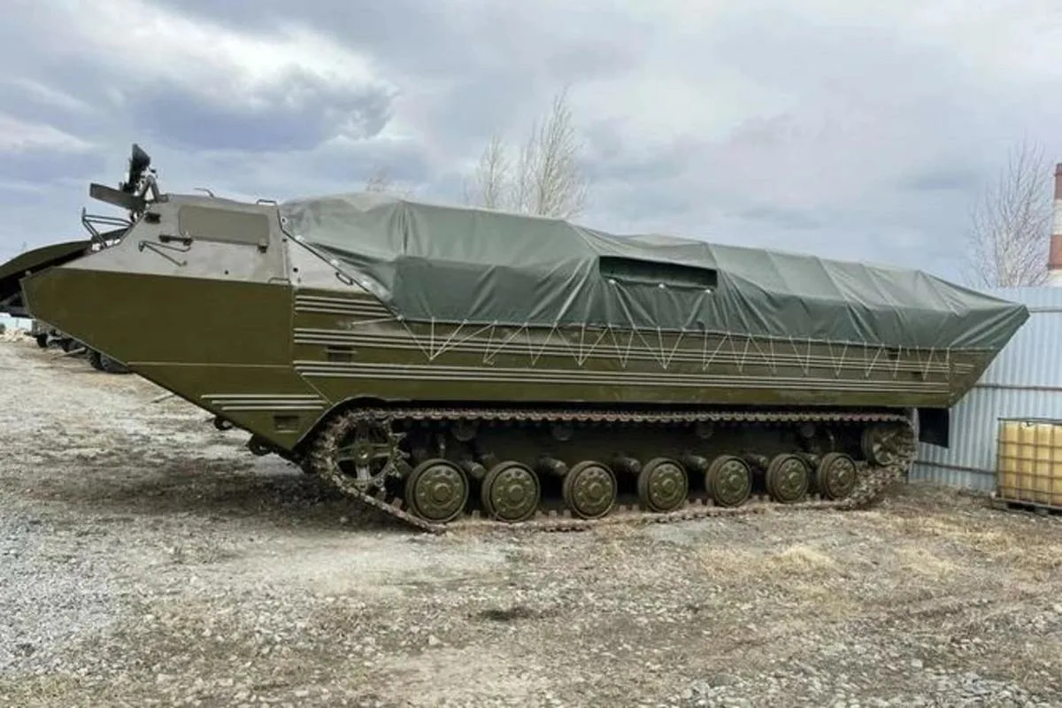 3000 tonnin painoinen hirviö, joka kuluttaa 625 litraa dieselpolttoainetta vain yhden kilometrin kulkemiseen: kuorma-auto, joka kuljettaa raketteja 5 km/h nopeudella millimetrin tarkkuudella