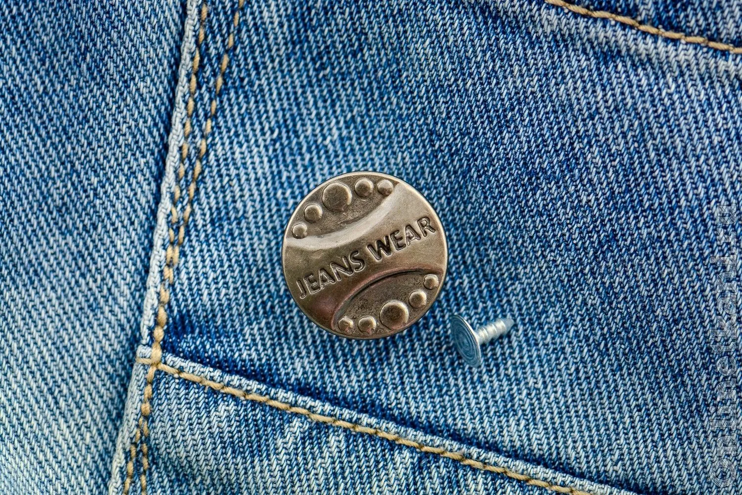 Harvat tietävät: mihin metallisia nappeja tarvitaan farkuissa?