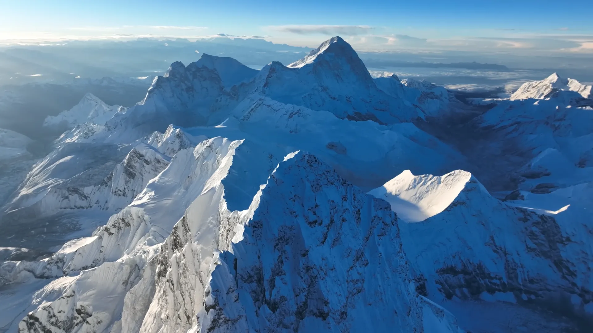 Jotkut vuorikiipeilijät haluavat kiivetä Everestille Lontoosta seitsemässä päivässä. Kiista syntyy, koska mukana on ”temppu”: ksenonkaasu.