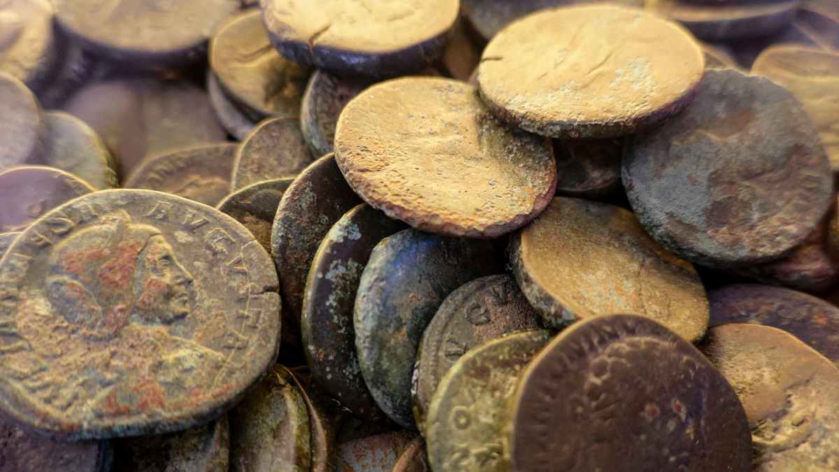 Jotkut vuoristossa vaeltavat turistit löytävät rautalaatikon, joka muuttaa heidän elämänsä: 600 kultakolikkoa vuodelta 1808, joiden arvo voi olla yli 300 000 euroa.