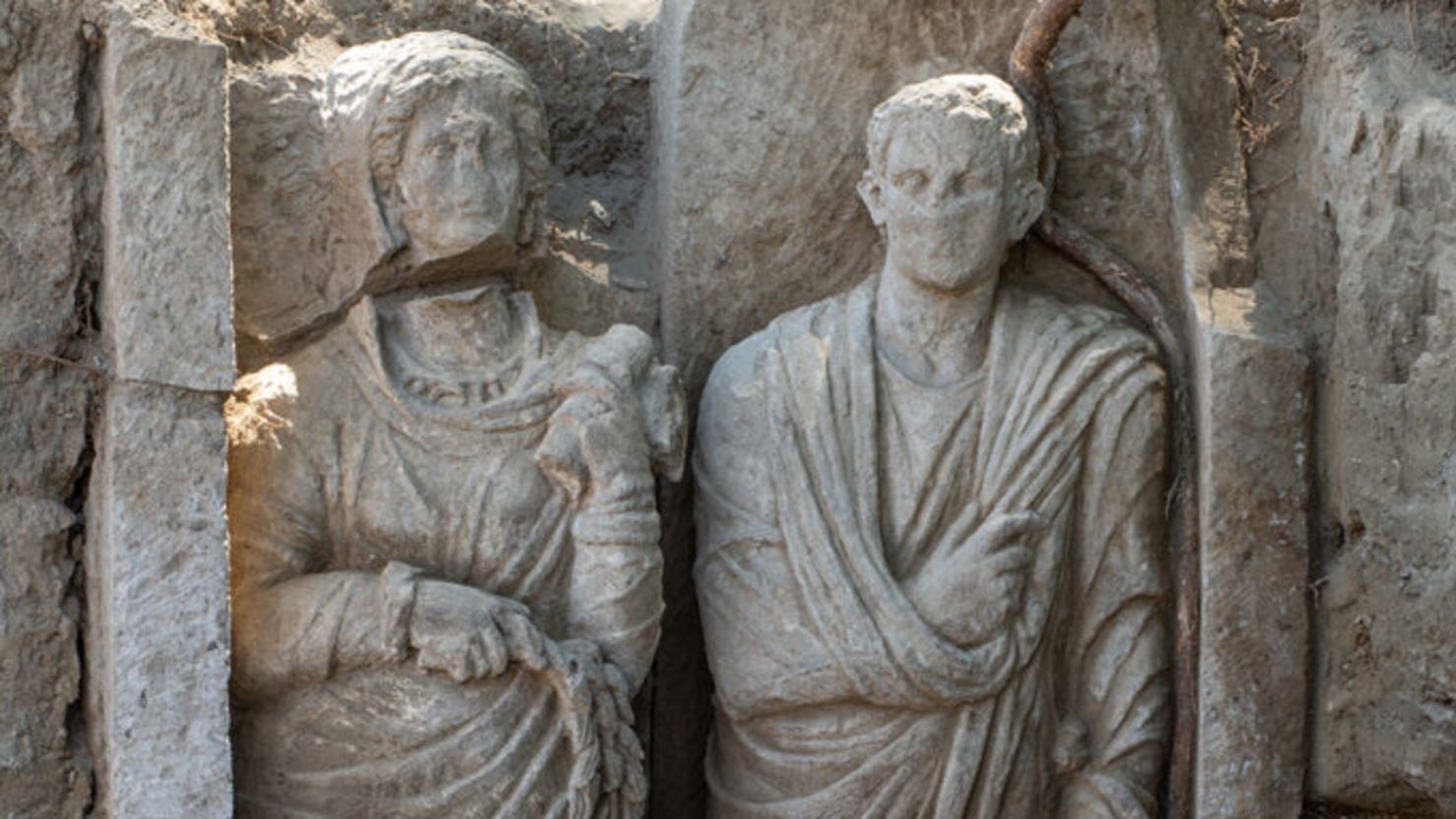 Arkeologi ovat löytäneet luonnollisen kokoisia ihmisfiguureja muinaisesta haudasta Pompeijissa