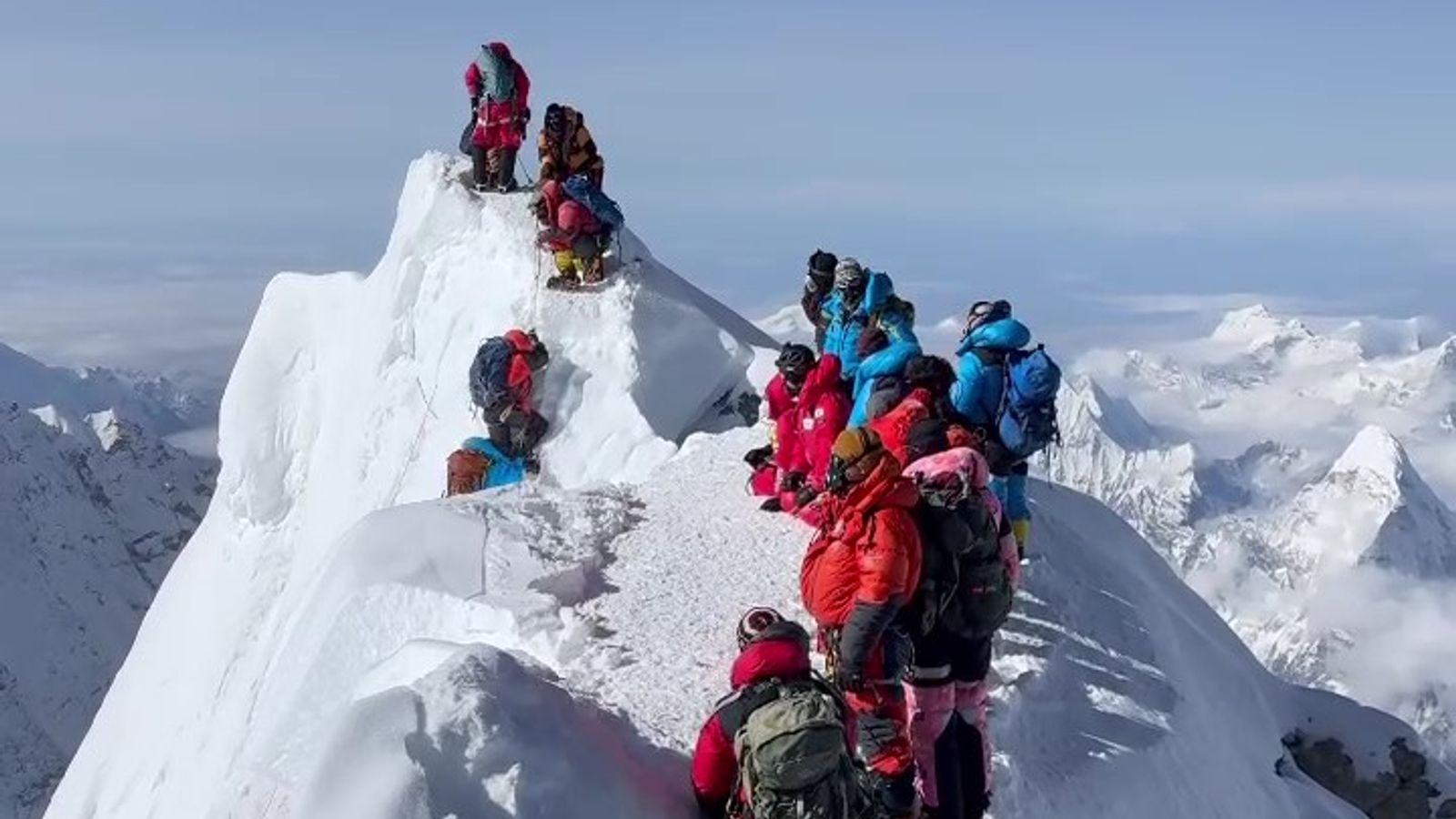 Jotkut vuorikiipeilijät haluavat kiivetä Everestille Lontoosta seitsemässä päivässä. Kiista syntyy, koska mukana on ”temppu”: ksenonkaasu.