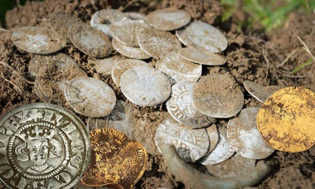 Jotkut vuoristossa vaeltavat turistit löytävät rautalaatikon, joka muuttaa heidän elämänsä: 600 kultakolikkoa vuodelta 1808, joiden arvo voi olla yli 300 000 euroa.