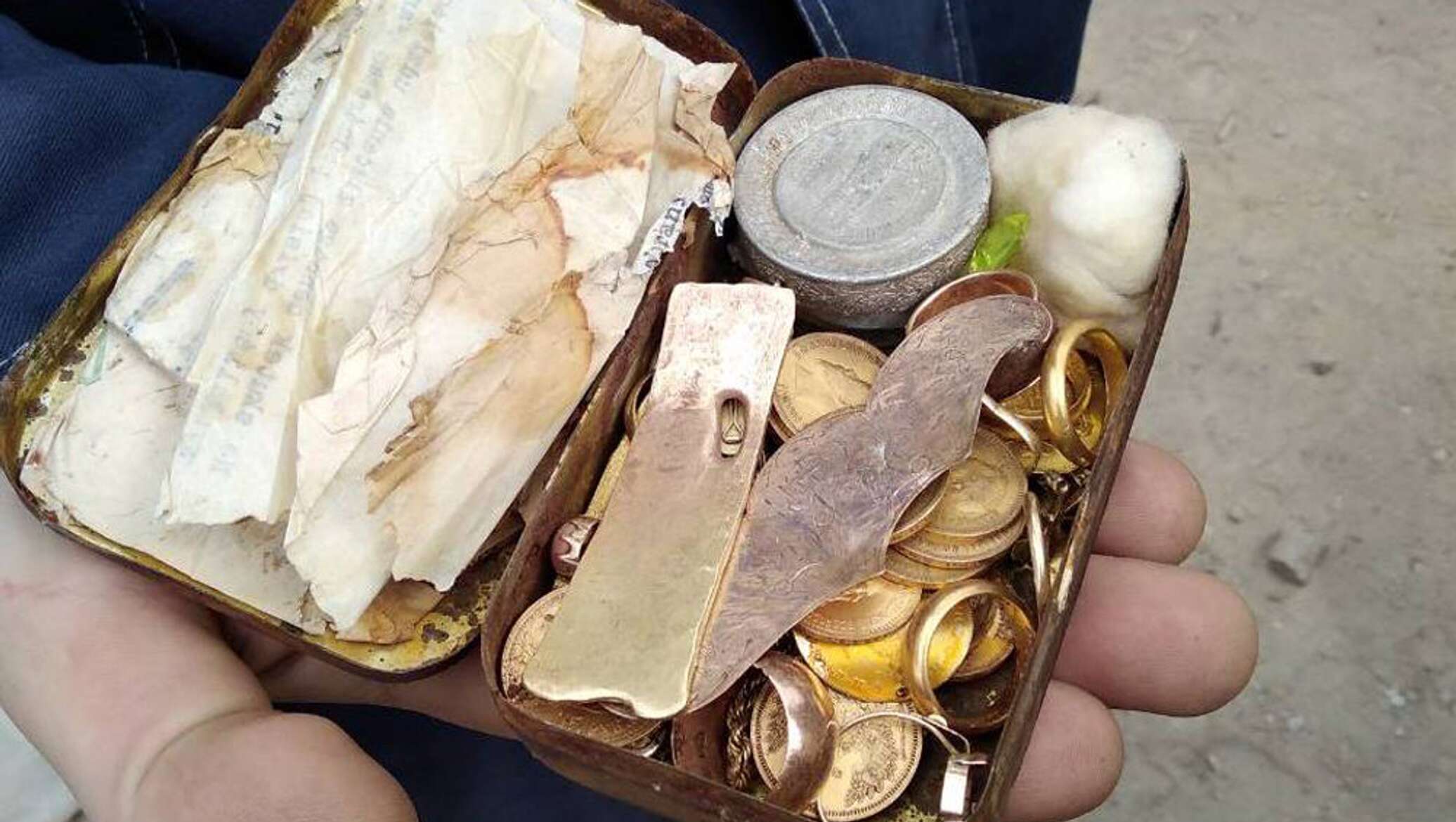 Kaksi vuorikiipeilijää lähtee retkelle ja löytää 3,7 kg kultaa: 598 kolikko, 10 rannekorua ja 17 sikarilaatikkoa.