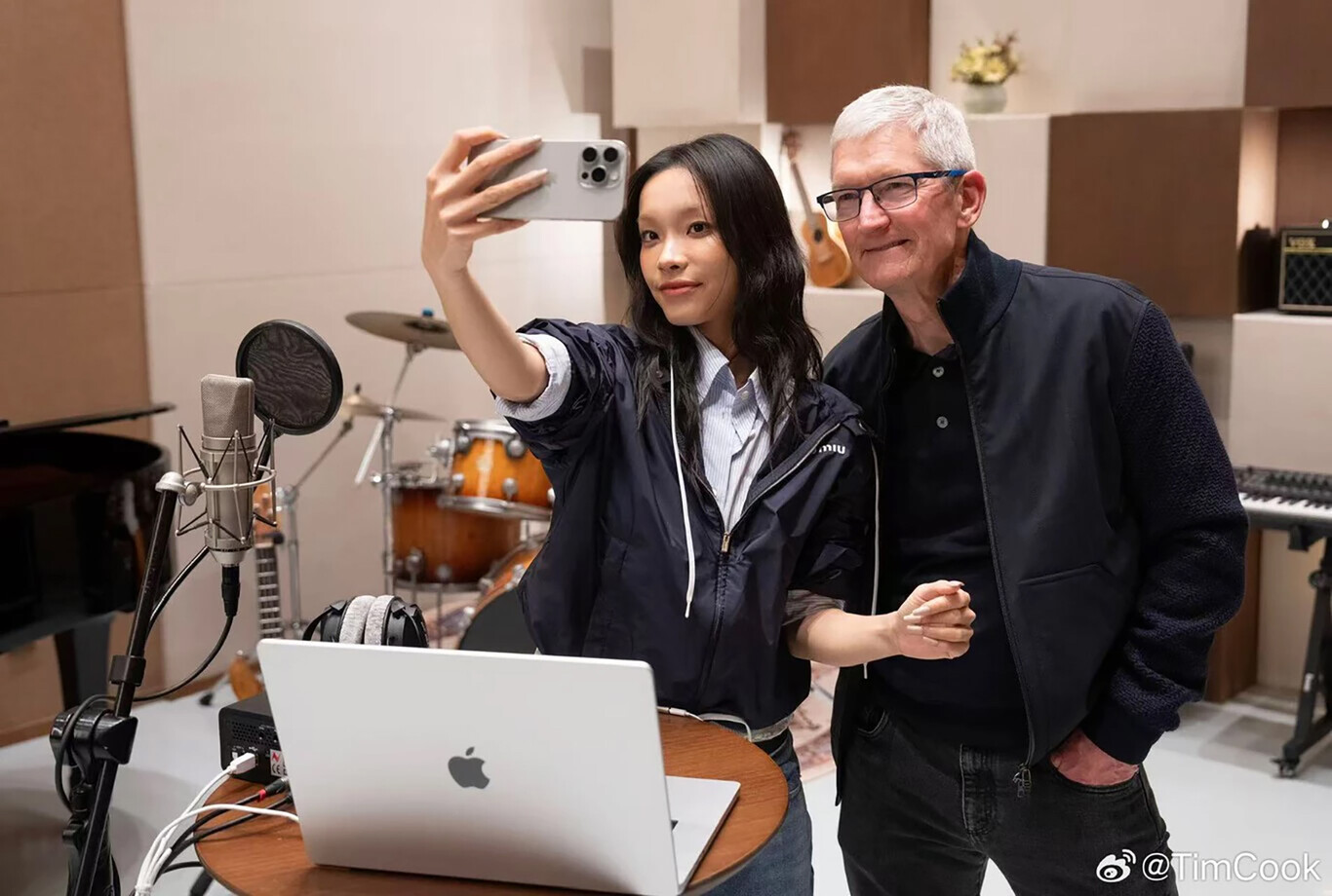 ”Se kuulostaa hullulta, mutta se on totta.” Apple halusi hyödyntää halpaa työvoimaa Kiinassa, mutta auttoi tahattomasti Kiinaa hallitsemaan sähköautojen maailmaa.