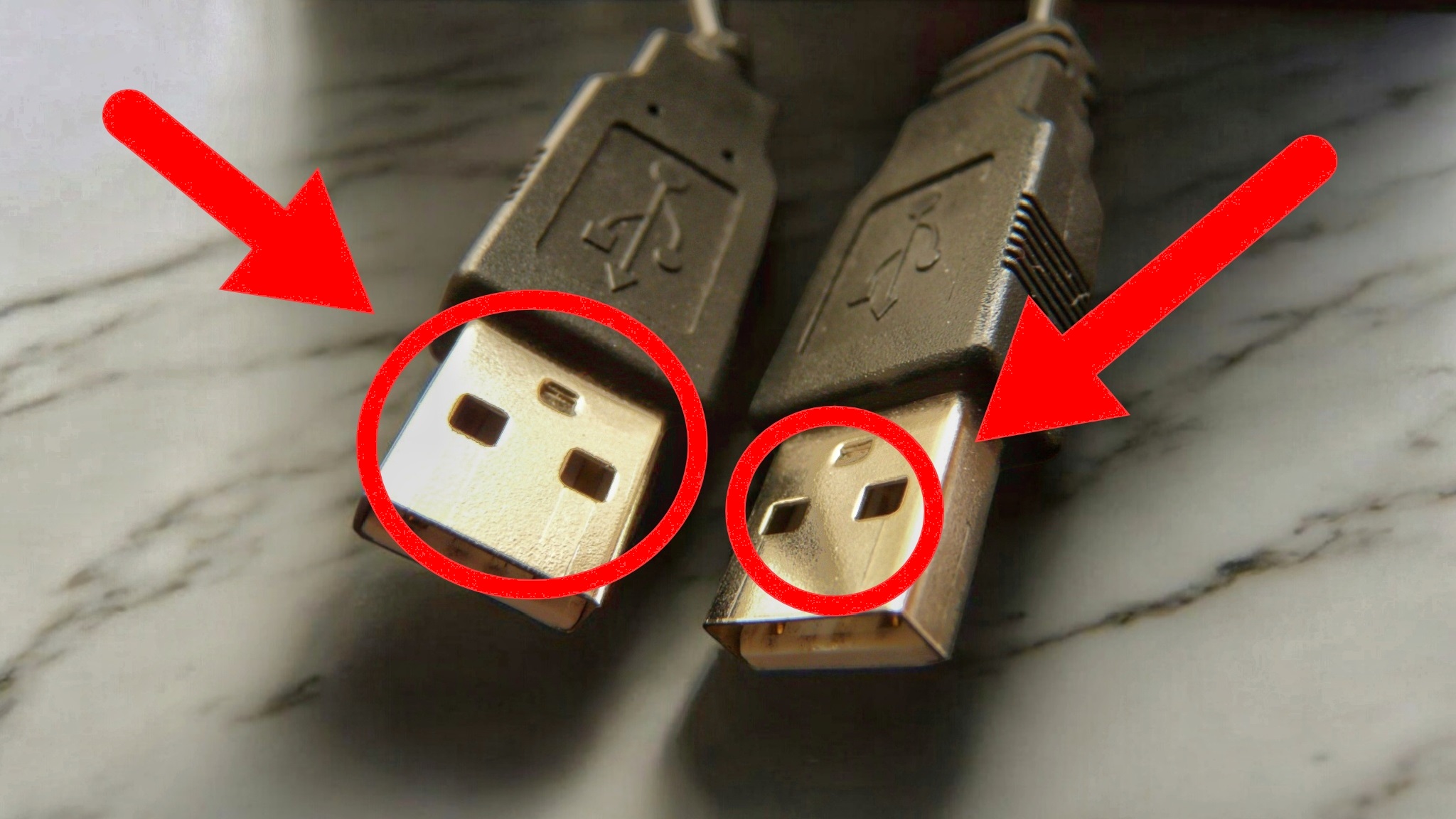 Mihin näitä kahta neliönmuotoista reikää USB-liittimessä tarvitaan?