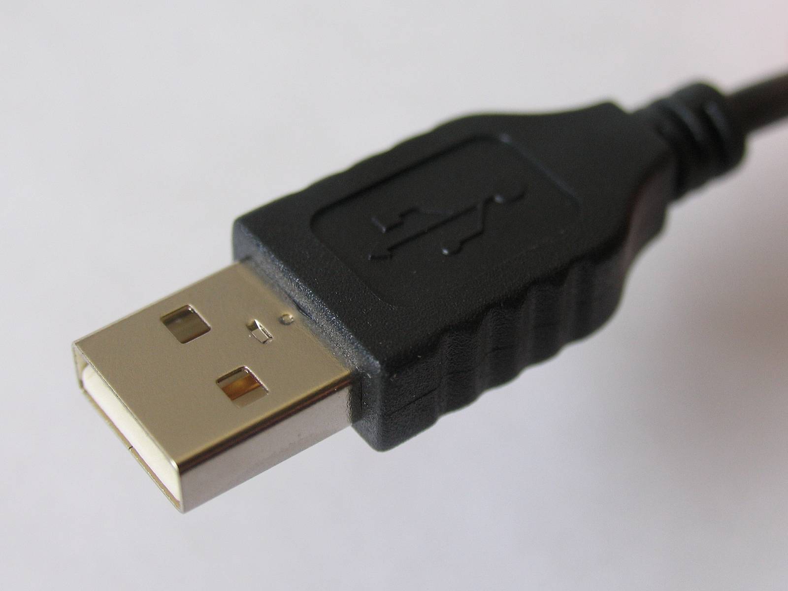 Mihin näitä kahta neliönmuotoista reikää USB-liittimessä tarvitaan?