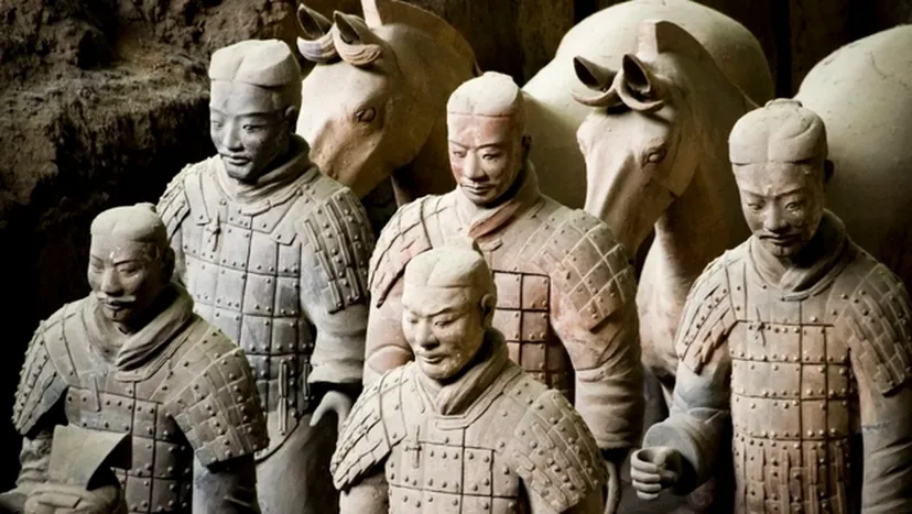 Ansoja ja elohopeajokia suojaavat Kiinan ensimmäisen keisarin hautaa ja hänen terrakotta-sotilaitaan.