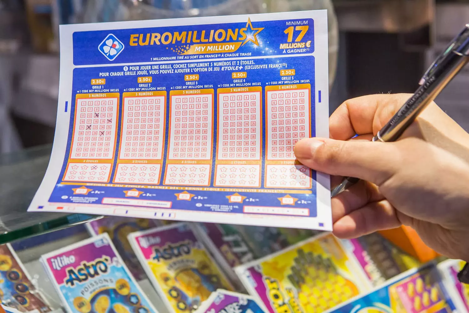 Hän voittaa lotossa EuroMillions 250 miljoonaa euroa, mutta ei voi noutaa voittoaan tietokonejärjestelmän virheen vuoksi.