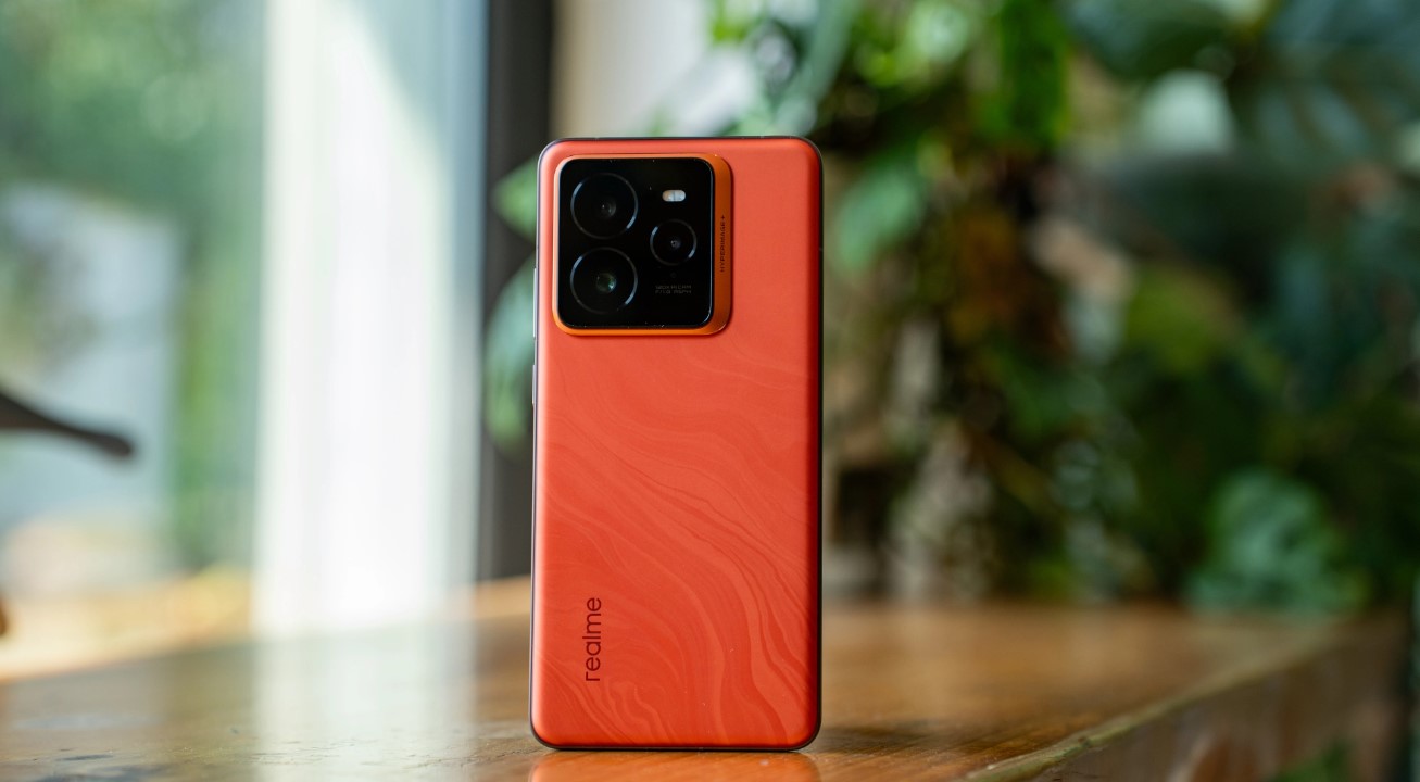Tämä Realme-puhelin on parempi kuin kaikki muut huippuluokan puhelimet, ja se maksaa puolet vähemmän.