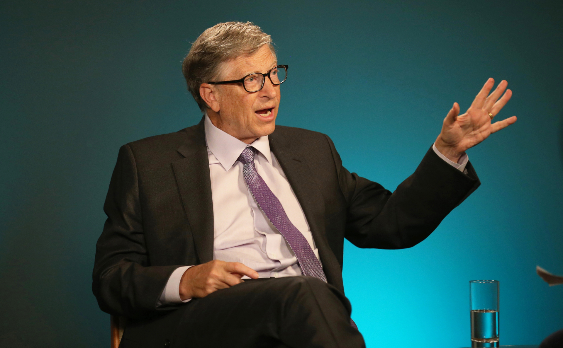Matkapuhelimien aikakausi on ohi: Bill Gates kertoo, miksi niistä pitäisi luopua, ja sanoo, mikä olisi paras korvike.