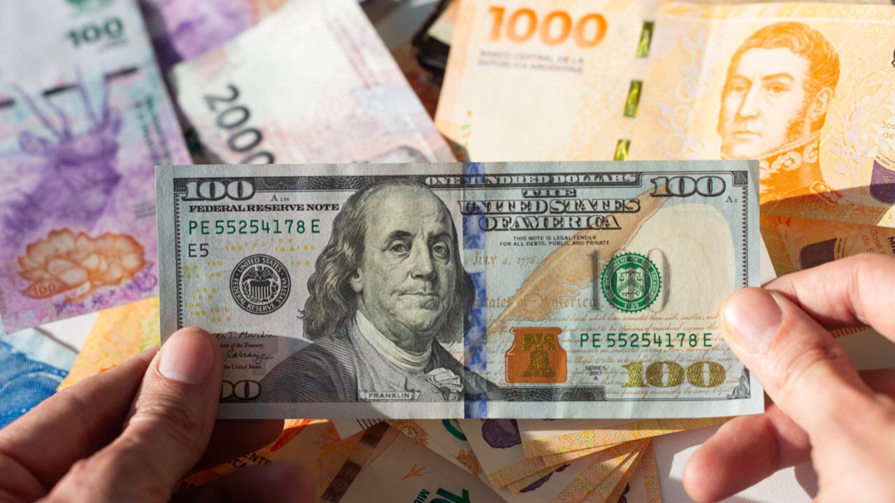 Pesoa ”kilpailee dollarin kanssa”: kuinka paljon se on tänään kaupankäynnin päättyessä?