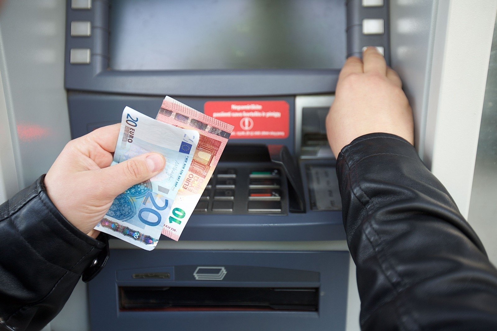 Pankki pankilta: kuinka paljon rahaa voi nostaa pankkiautomaateista kesäkuussa 2025