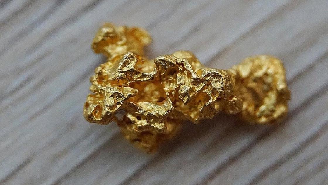 Pari löytää kävelyllä kultaisen nugetin: se myytiin yli 400 000 euroa.