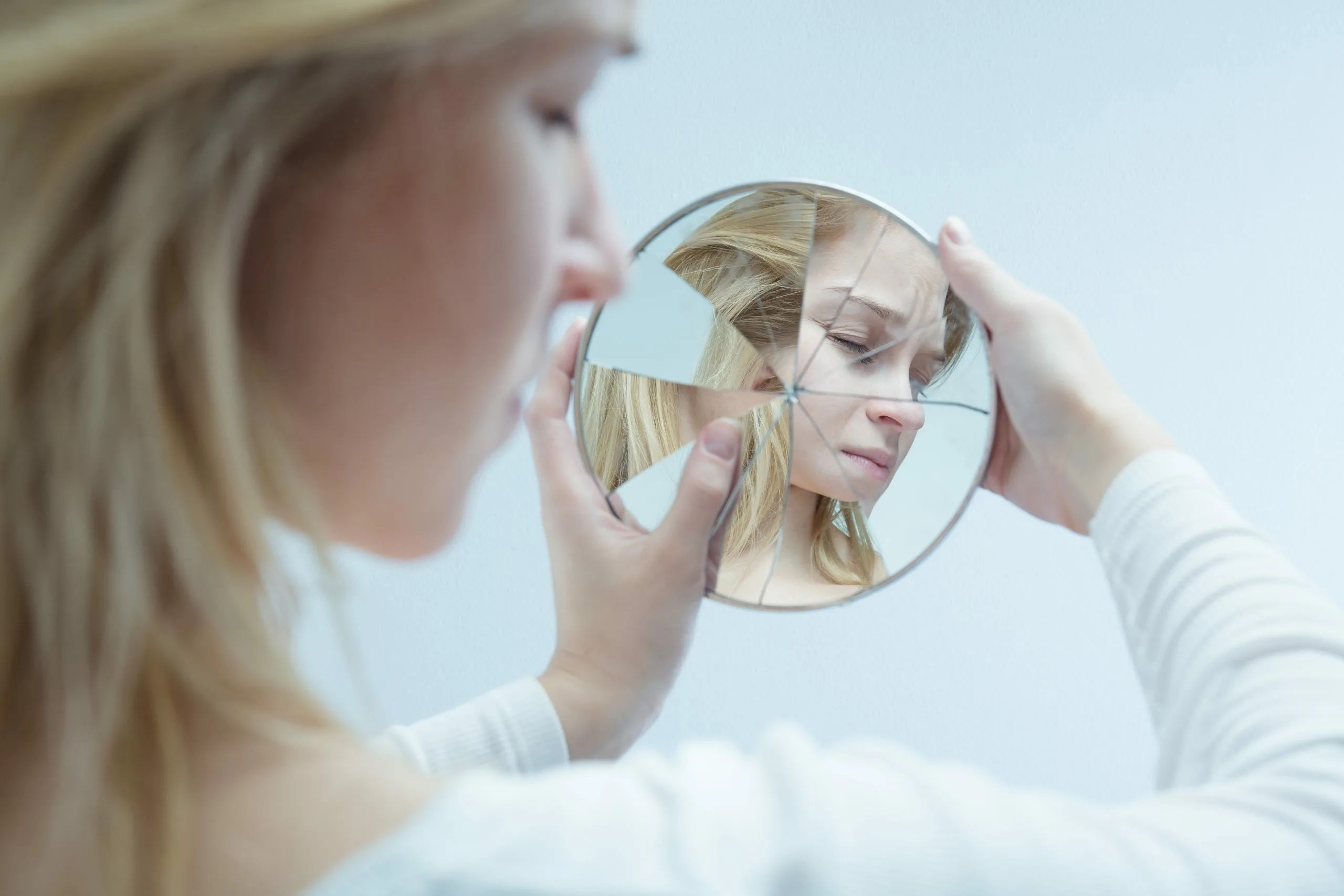 Mitä psykologian mukaan tarkoittaa, että ihminen on aina hiljaa välttääkseen konfliktitilanteissa?