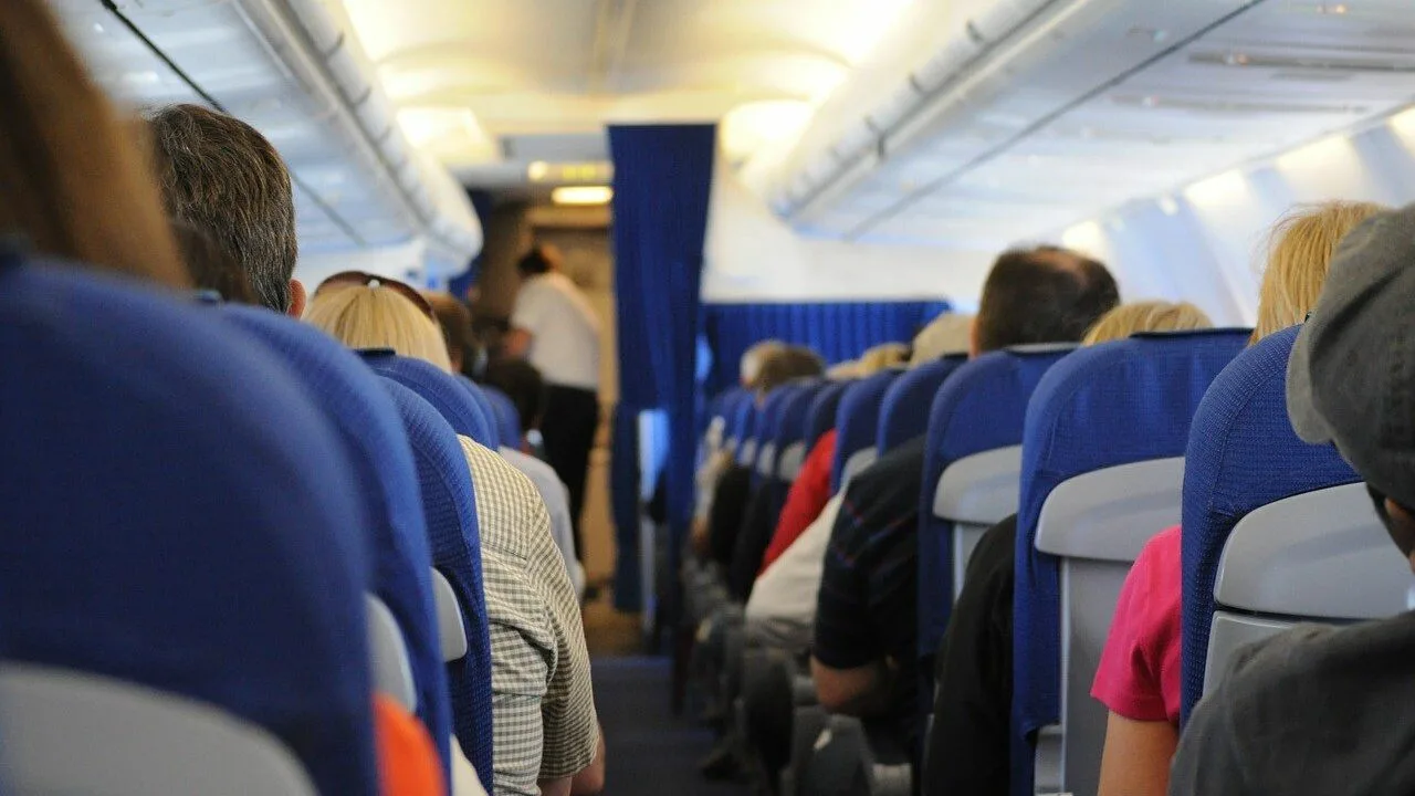 Matkabloggaaja karkotettiin kansainväliseltä lennolta American Airlines koska hän kantoi vieraan matkalaukun.