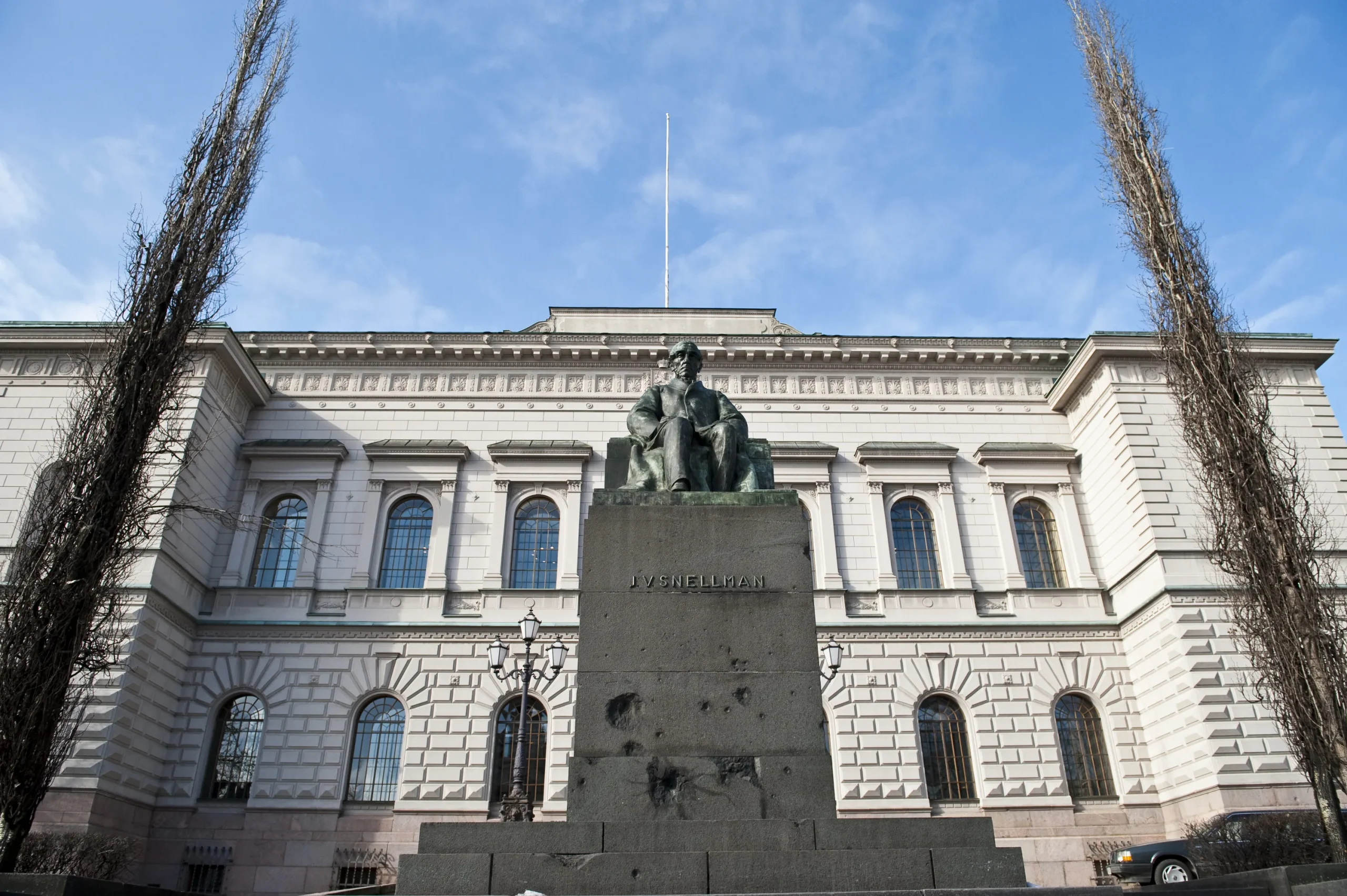 Keskuspankin interventio dollarin futuurimarkkinoilla väheni kesäkuussa valuuttakurssin vakauden vuoksi.