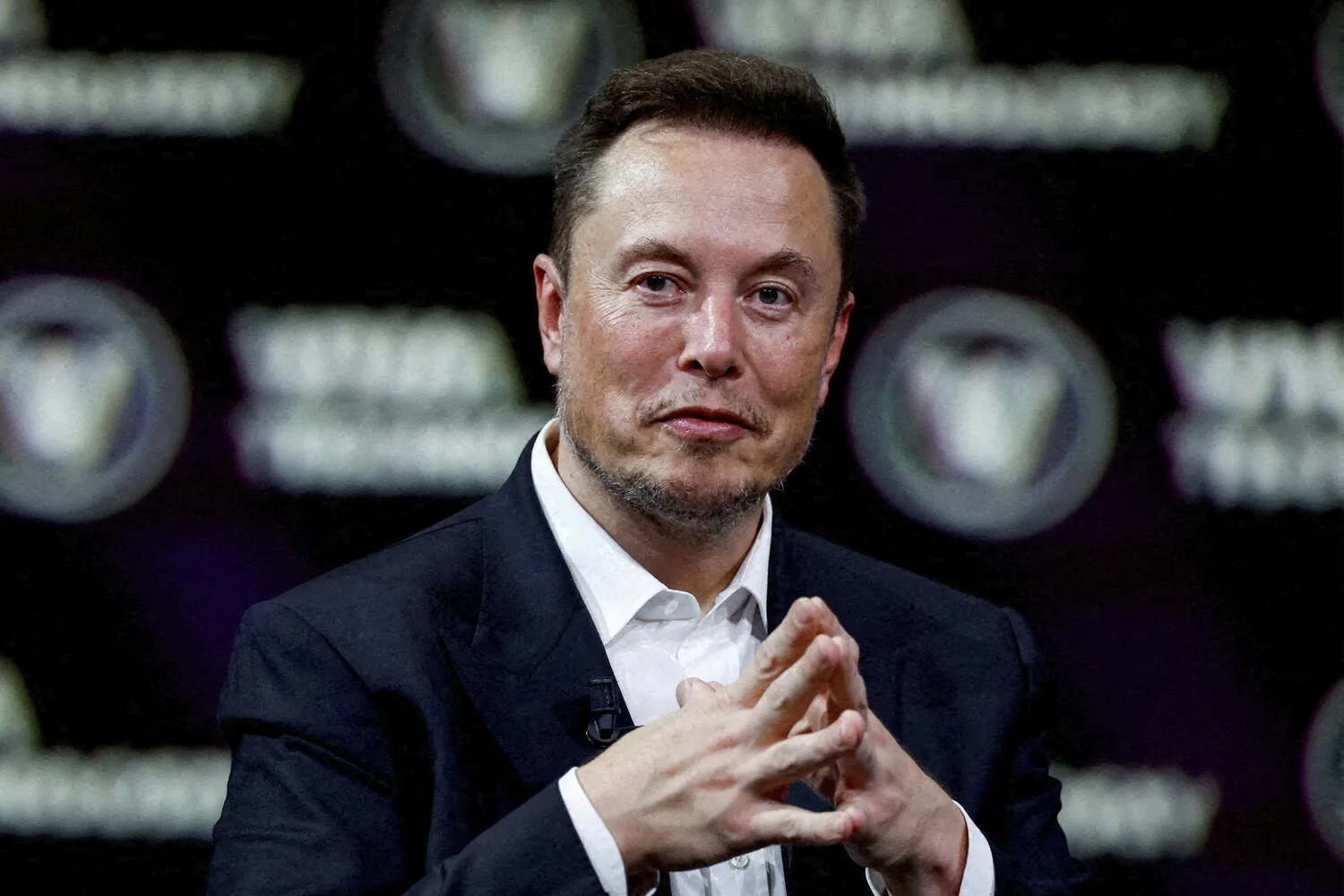 Elon Musk uhkasi Apple, jos se ei hyväksy hänen 5 miljardin dollarin tarjoustaan: muutama tunti myöhemmin hän toteutti uhkauksensa.