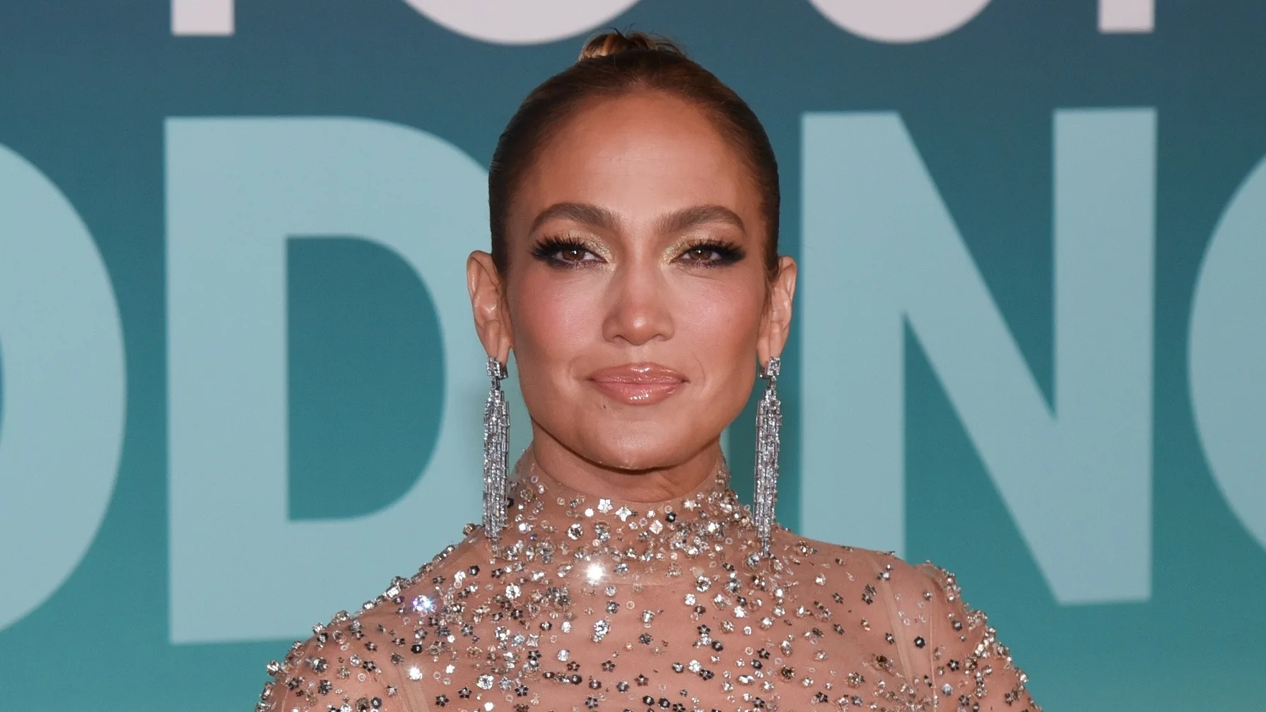 Jennifer Lopez (55) kaksinkertaisesta puhdistuksesta: ”Jos sinulla on hyvä puhdistusaine, sinun ei tarvitse pestä kasvoja kahdesti.”