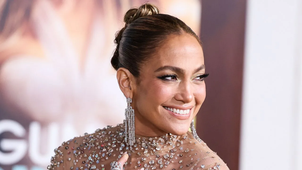 Jennifer Lopez (55) kaksinkertaisesta puhdistuksesta: ”Jos sinulla on hyvä puhdistusaine, sinun ei tarvitse pestä kasvoja kahdesti.”
