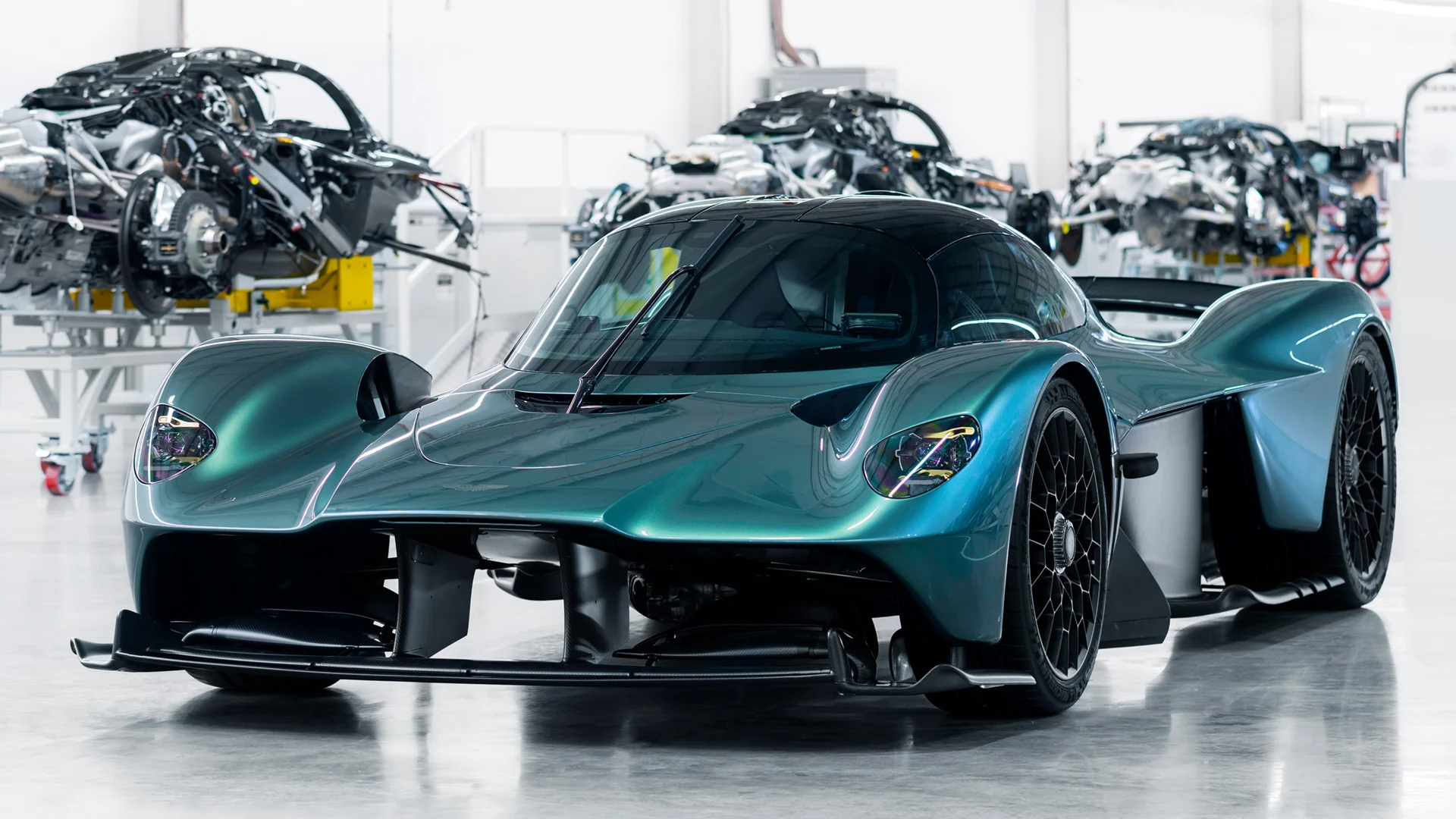 Miljonääri osti Aston Martin Valkyrien kolmella miljoonalla eurolla: autossa oli niin paljon vikoja, että hän haastoi merkin oikeuteen.
