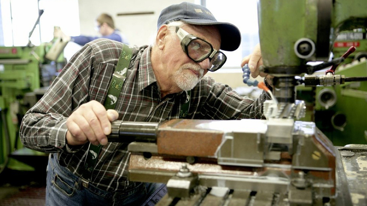 89-vuotias mies, joka on työskennellyt autotehtaalla 50 vuotta, jäi eläkkeelle vain kaksi vuotta sitten ja haluaa nyt palata töihin.
