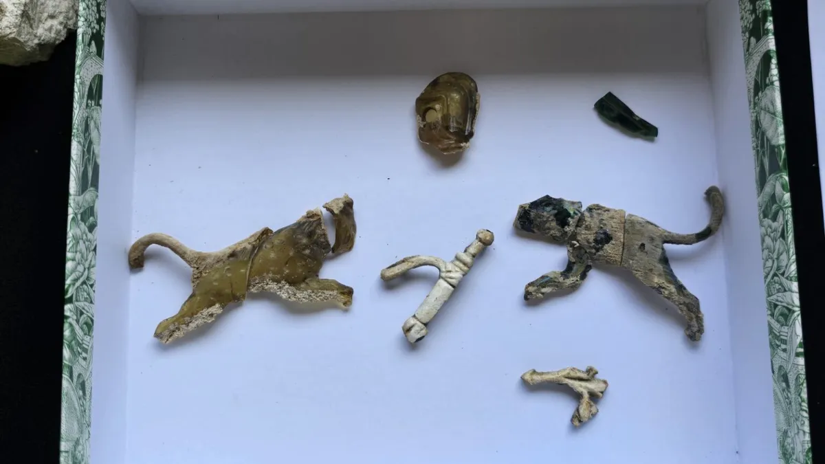 Rooman lasimaljakko, jossa on gladiaattoreiden kuva, löydetty 1800 vuoden jälkeen hautaamisesta